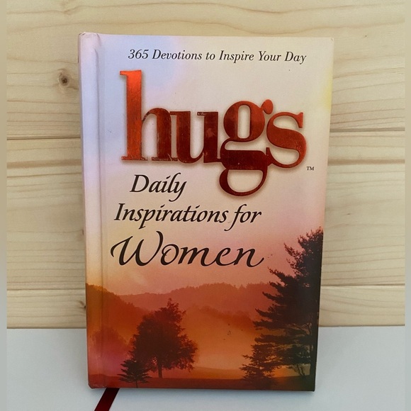 HUGS Daily Inspirations for Women 365 Devotions to Inspire Your Day Howard Books - Picture 1 of 6